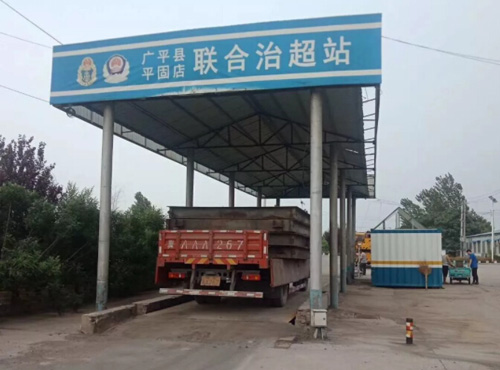 圖為治超站過磅現(xiàn)場(chǎng)
