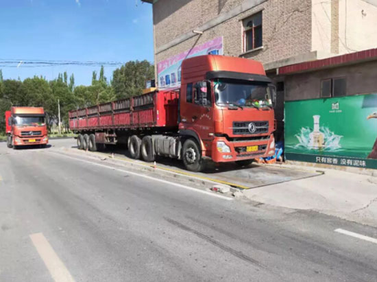 圖為黃閘灣私設地磅違占道路現(xiàn)場實拍