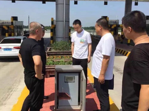 圖為市場(chǎng)監(jiān)督管理局工作人員正在檢查在用地磅