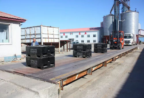 圖為地磅計(jì)量檢定現(xiàn)場(chǎng)