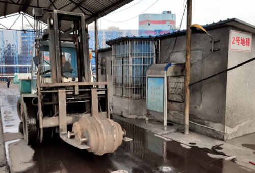 圖為計(jì)量所工作人員正在對電子地磅進(jìn)行檢定